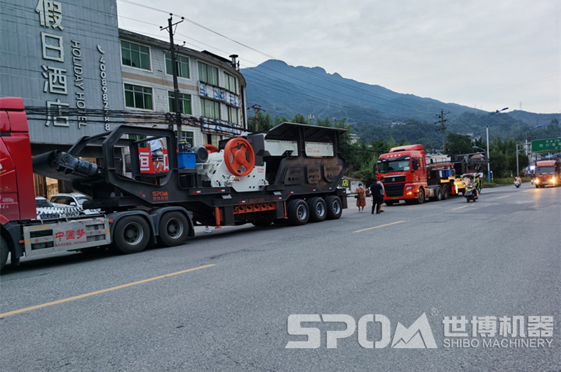 粗骨料移動(dòng)顎式破碎機(jī)發(fā)貨上路